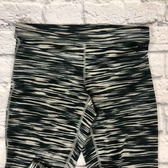 Nike Leggings Black/Gray. Zebra print. Size Small. Crop. Stretch - Picture 5 of 11